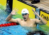 图文：孙杨获男子1500米自由泳冠军 向观众致意