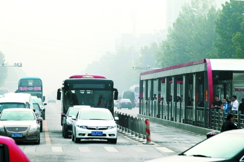 郑州8个路口BRT车道被社会车辆占用严重 警方