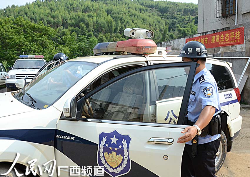 使警务车仿佛变成了一部"电影直播车",全天候即时将画面传递到指挥