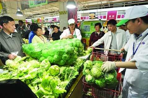 访谈节目《对话苏州》中,苏州市副市长盛蕾,苏州市物价局局长曹霞富