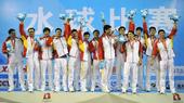 图文：全运会男子水球赛 冠军广东队站上领奖台
