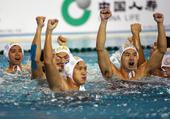 图文：全运会男子水球赛 广东队员夺冠后庆祝