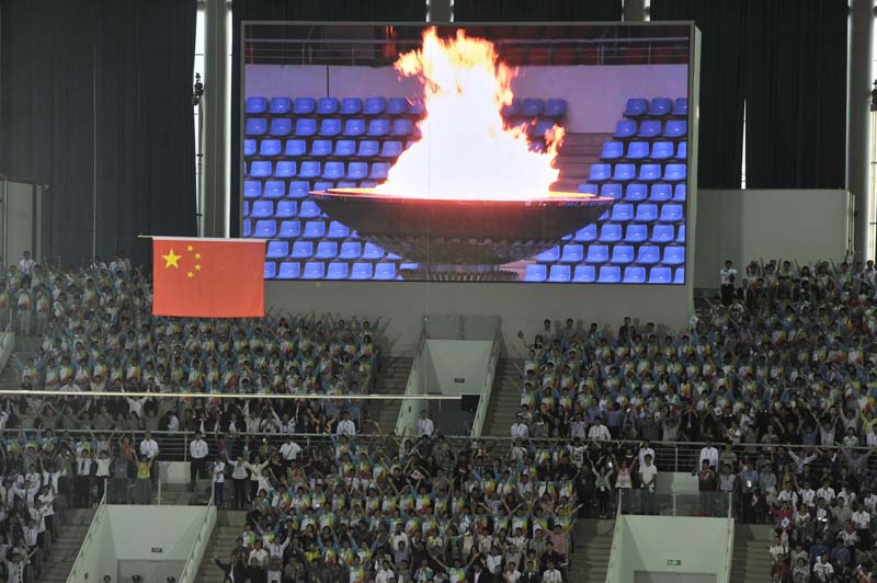 国家体育总局局长刘鹏(右)将中华人民共和国运动会会旗交给天津市市长黄兴国。第十三届全运会将于2017年在天津举行。新华社记者李钢摄
