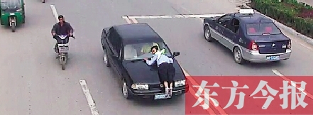 沈丘疯狂套牌车 拖行交警两公里(图)