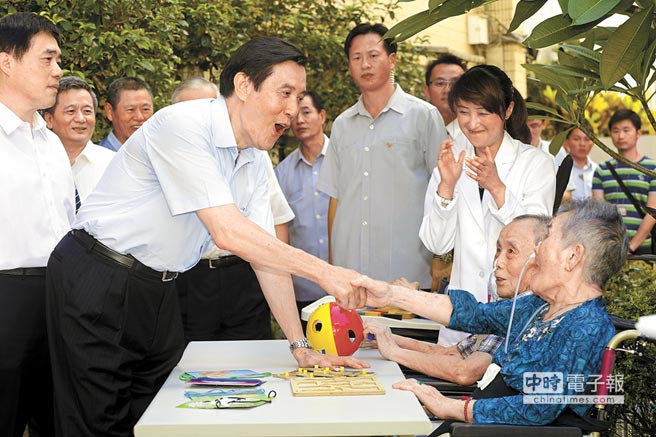 马英九(中)12日在台北市长郝龙斌(左)陪同下,前往台北市养护机构爱爱院访视,一名长者数度大喊“总统好”,让马英九笑得合不拢嘴。 图片来源:台湾《中时电子报》