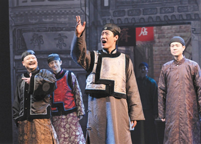 《王府井》是一出原汁原味的京味话剧，剧中于震（中）饰演的佟寿春赢得了台北观众的喜爱。王小京-摄