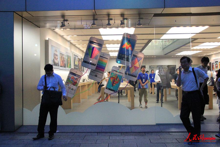日本铁杆果粉提前10天排队购买iPhone5s(组