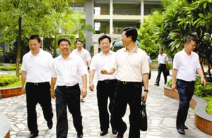 楼旭逵区长(左二),张力仁副区长(左一)在区教育局冯润胜局长(右二),陈