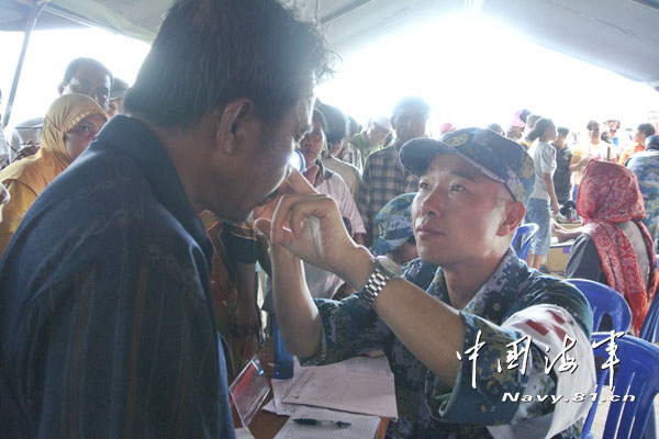 杜侃在为印尼儿童进行检查 本网记者王凌硕摄