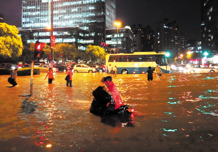 9月13日15时左右,受强雷暴云团影响,上海杨浦地区突降暴雨.