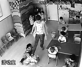 黑龙江幼儿园孩子1天被打4次 涉事老师被拘留