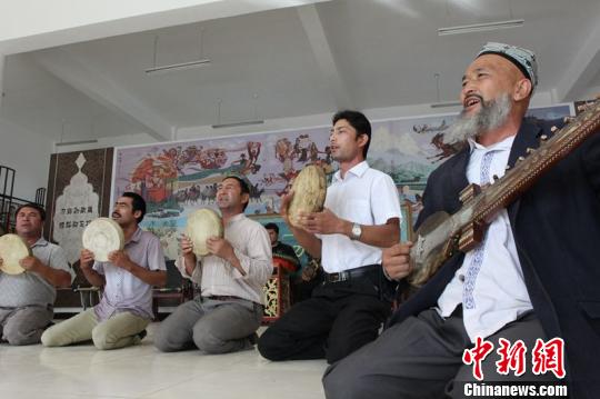 新疆阿瓦提传承刀郎文化老艺人培养新学徒