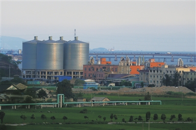 北白象镇磐石社区临江有很多工厂，电镀厂、化工厂、塑料厂等。