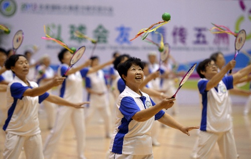 图文:北京国际太极柔力球大会 集体表演