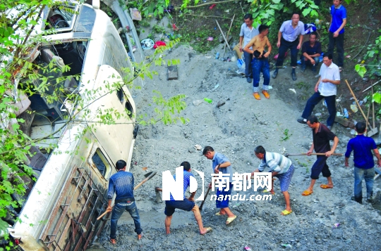 9月15日，救援人员在交通事故现场搜救。 新华社发