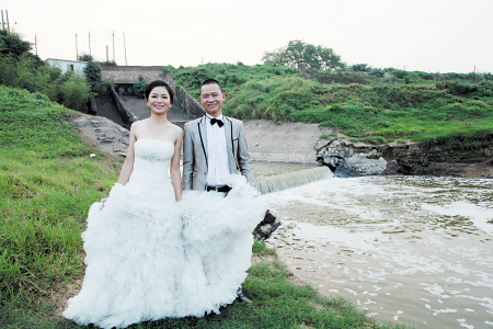 排污口旁，宋伟夫妇在拍摄婚纱照。小武哥 摄