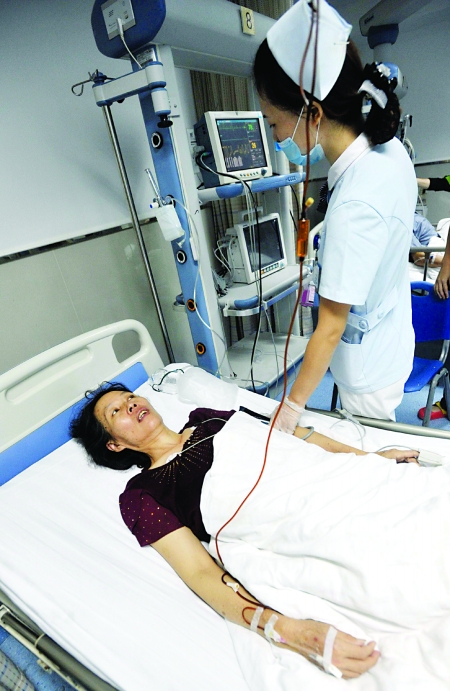 洪女士在医院接受治疗
