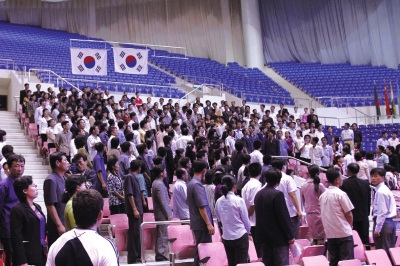 9月14日，韩国举重运动员夺冠后，韩国国旗在平壤升起。图/东方IC