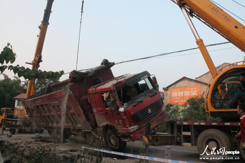 高清:四川渠县客车事故已致16人遇难 其中11人为学生