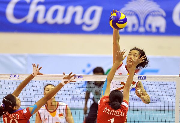 图文:中国女排3-0菲律宾 朱婷比赛中扣球