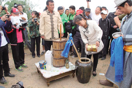 那达慕,蒙古语意为"游戏"或"娱乐",原指蒙古族传统的"男子三技"摔跤