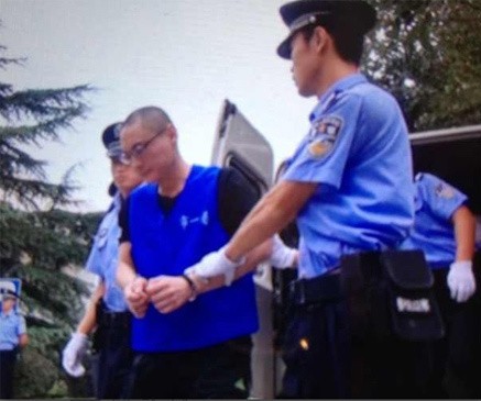 北京大兴摔死女童案嫌犯韩磊被押下囚车画面曝