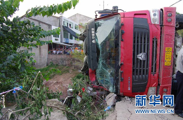 9月15日在四川省达州市渠县交通事故现场拍摄的侧翻的大货车.新华社发