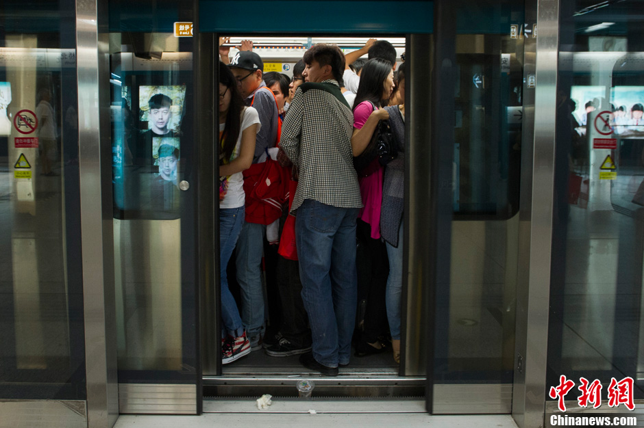 北京地铁4号线故障 致地面公交被挤爆(组图)