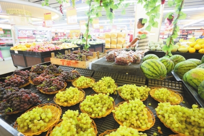 超市水果受到消费者欢迎.