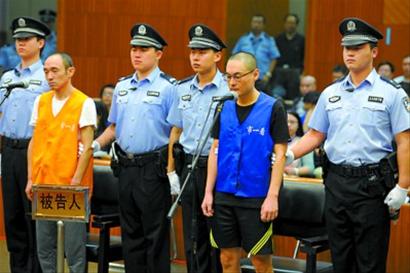 被告人韩磊(右),李明在庭审中.新华社 发
