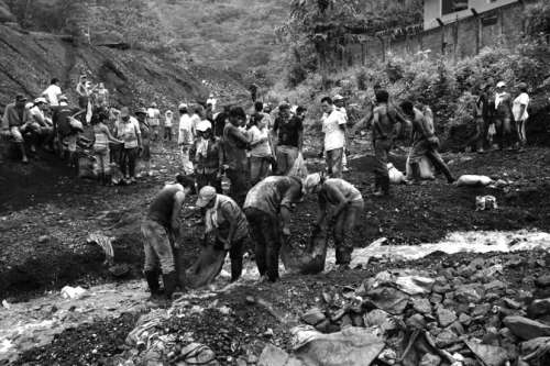 哥伦比亚人在挖掘绿宝石