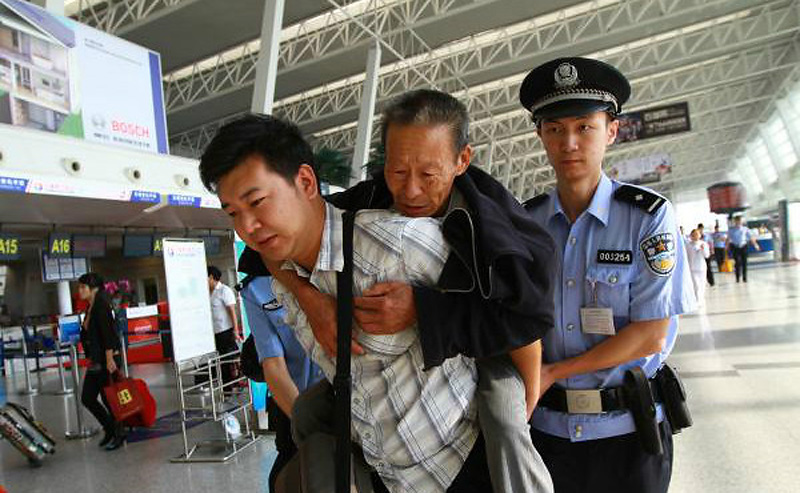 男子武汉机场航站楼放鞭炮 已被警方控制(高清