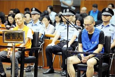 被告人从右到左依次为韩磊,李明.常鸣/图
