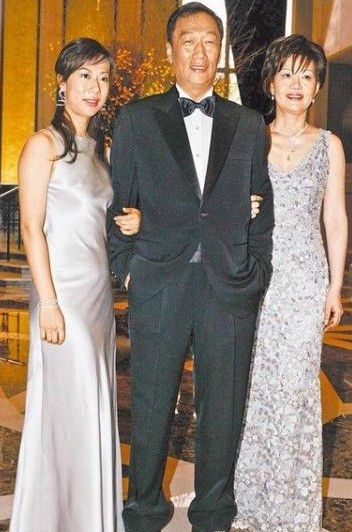 郭台铭和已故妻子林淑如(右)二人女儿郭晓玲。