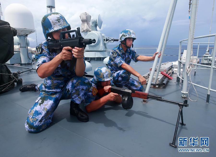 9月18日,在南太平洋某海域,中国海军舰艇113编队青岛舰官兵在舰上