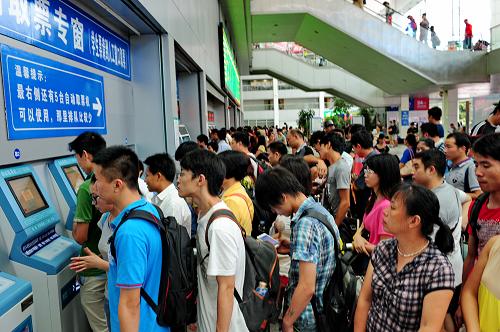 9月18日，乘客在福州火车站互联网取票专窗取票。新华社记者林善传摄