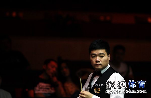 图文：斯诺克上海大师赛赛况 丁俊晖在比赛中