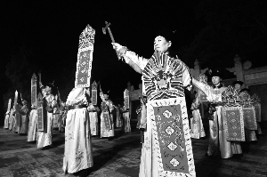 昨天晚上“月圆中秋,浓情西城”群众游园赏月活动在月坛公园举行。晨报记者 王颖/摄