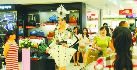 昨日，杨家坪某商场，模特走秀促销。首席记者 钟志兵 摄