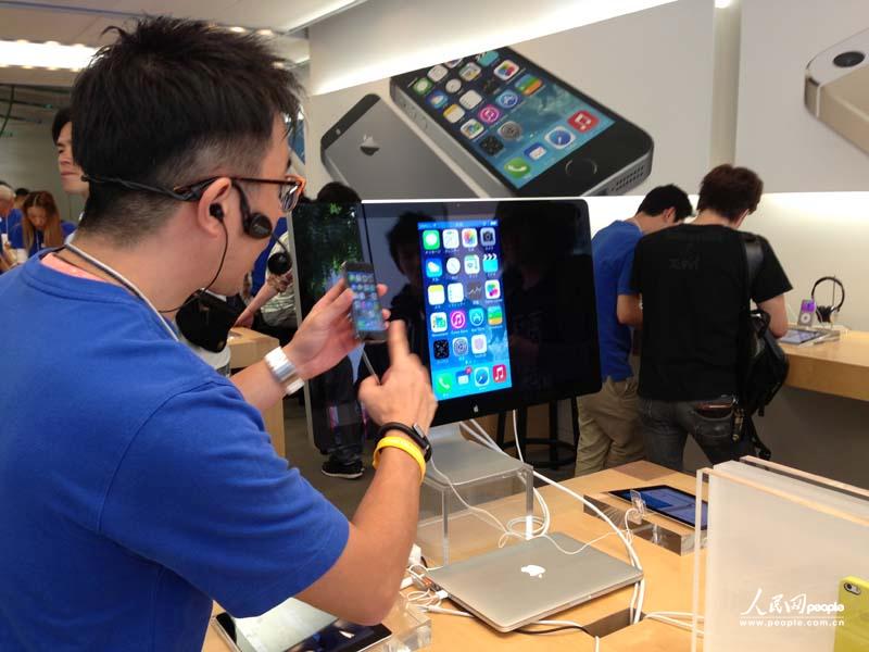 苹果新机型iphone5s\/5c日本发售 再燃果粉热情