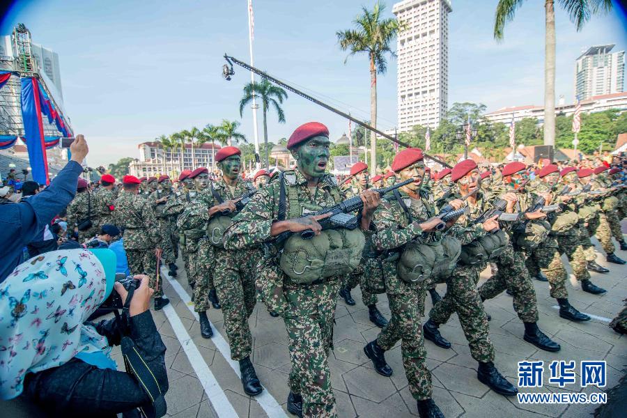 马来西亚武装部队举行庆祝建军80周年游行(组图)