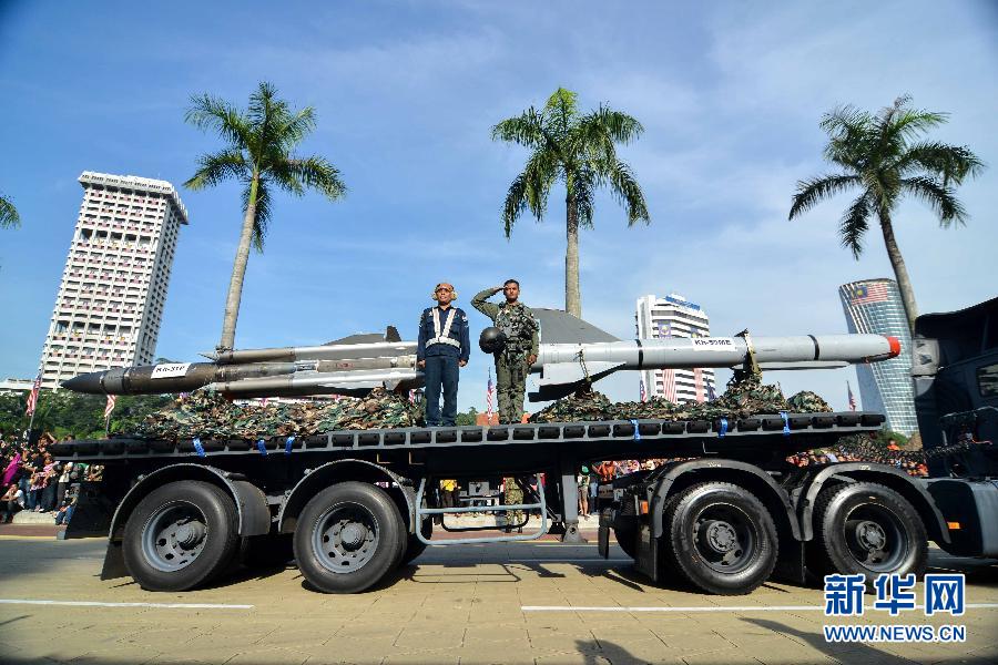 马来西亚武装部队举行庆祝建军80周年游行(组图)