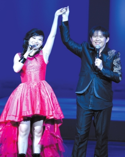 熊天平,杨洋夫妇演唱《团团圆圆》.京华时报记者王苡萱摄