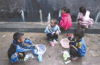早晨，住宿的孩子在洗漱。这些八九岁的孩子就得适应住校生活。