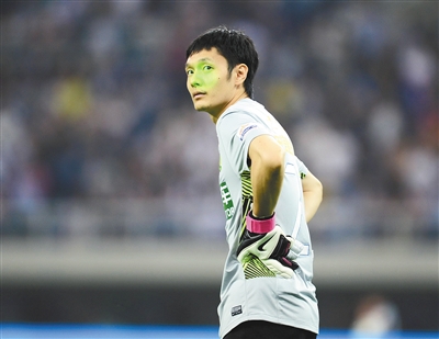 杨智频频受到现场球迷激光笔的干扰。 本版图片/Osports