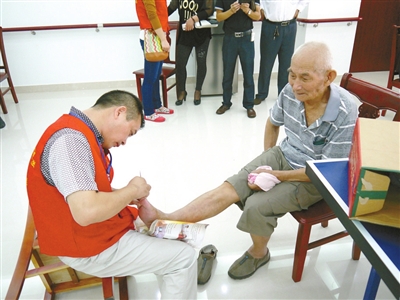 中秋佳节 到敬老院孝敬老人去(组图)张一峰中秋前夕,一群身着印有志愿