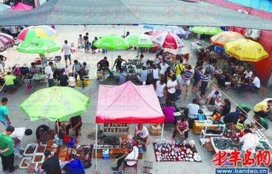 9月21日,在青岛文化市场内,不少市民利用假期