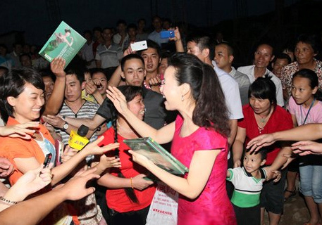 姚林辉为当地村民演唱并赠送自己的作品专辑，用歌声传递爱心与祝福