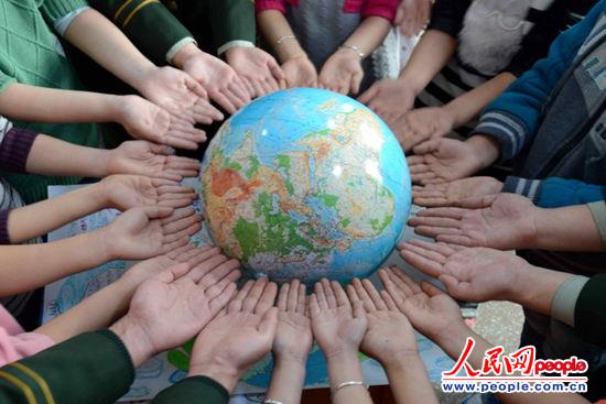 吉林边防官兵与小学生共迎世界旅游日(图)