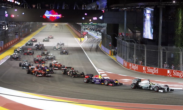 图文:F1新加坡大奖赛正赛 一号弯的争夺